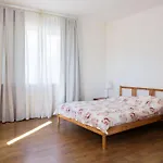 Sunny 1br Near Obor With Garden Patio And Workspace *