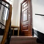 Apartmán Sunny 1Br Near Obor With Garden Patio And Workspace *