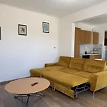 Sunny 1br Near Obor With Garden Patio And Workspace Apartment *