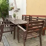 Sunny 1br Near Obor With Garden Patio And Workspace *