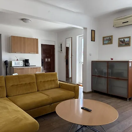 Sunny 1br Near Obor With Garden Patio And Workspace