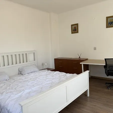 Sunny 1br Near Obor With Garden Patio And Workspace Apartment *