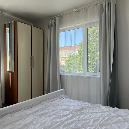 Sunny 1br Near Obor With Garden Patio And Workspace *
