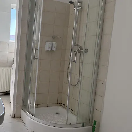Sunny 1br Near Obor With Garden Patio And Workspace ブカレスト