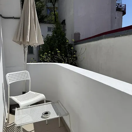 Sunny 1-bedroom Near Obor With Garden Patio And Workspace * Bucharest