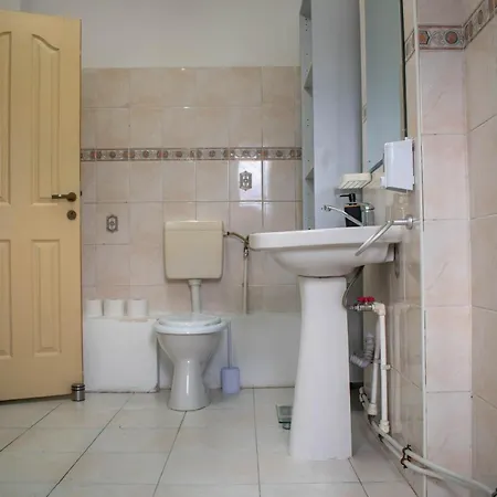 Sunny 1-bedroom Near Obor With Garden Patio And Workspace Apartamento