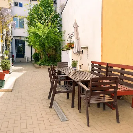 Apartamento Sunny 1-bedroom Near Obor With Garden Patio And Workspace